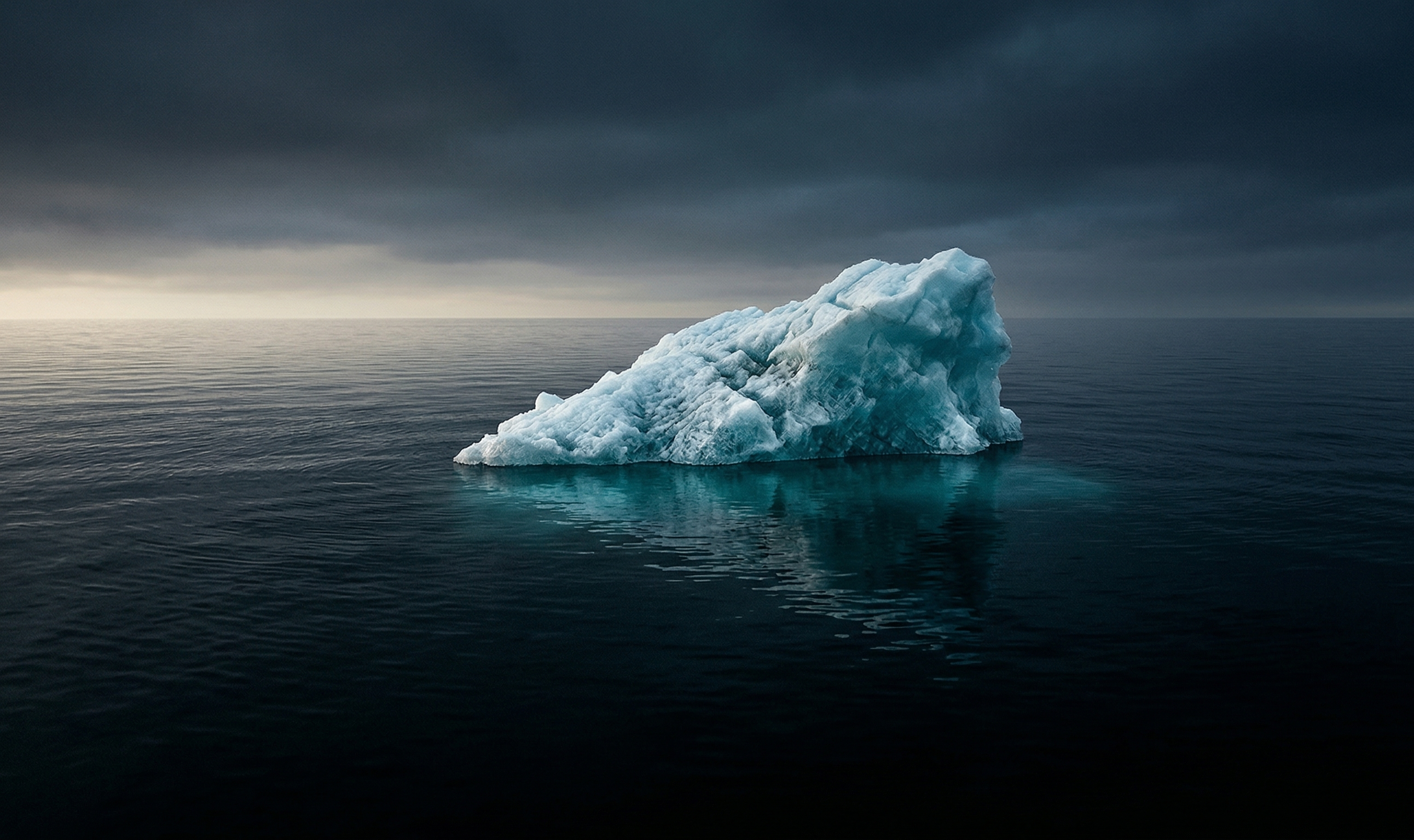 Iceberg no mar escuro